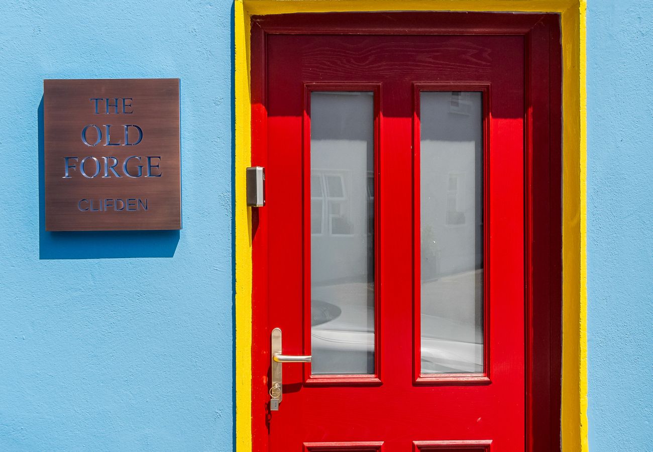 House in Clifden - The Old Forge in the Heart of  Clifden Town