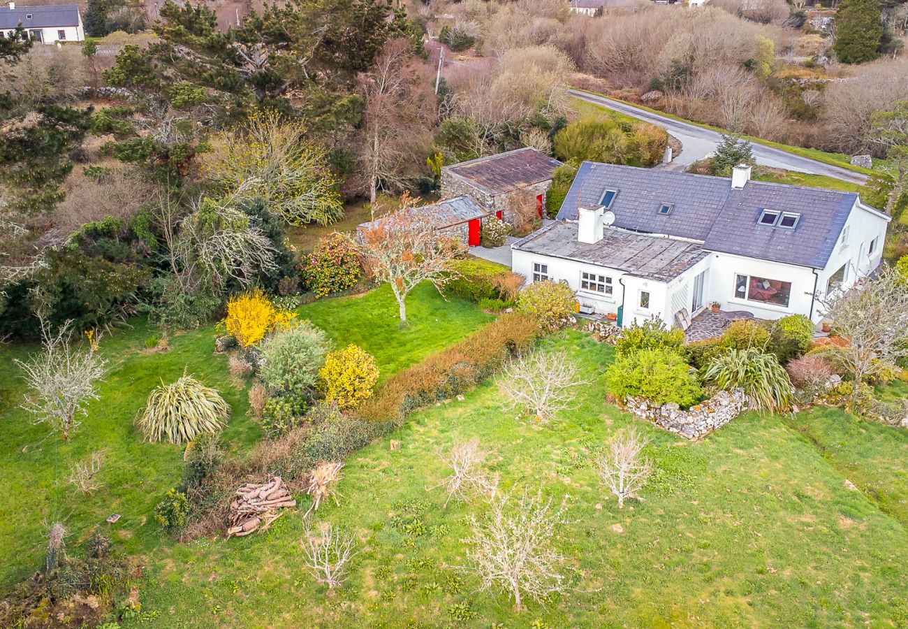 House in Rosmuck - Bun Inbhir cottage with views