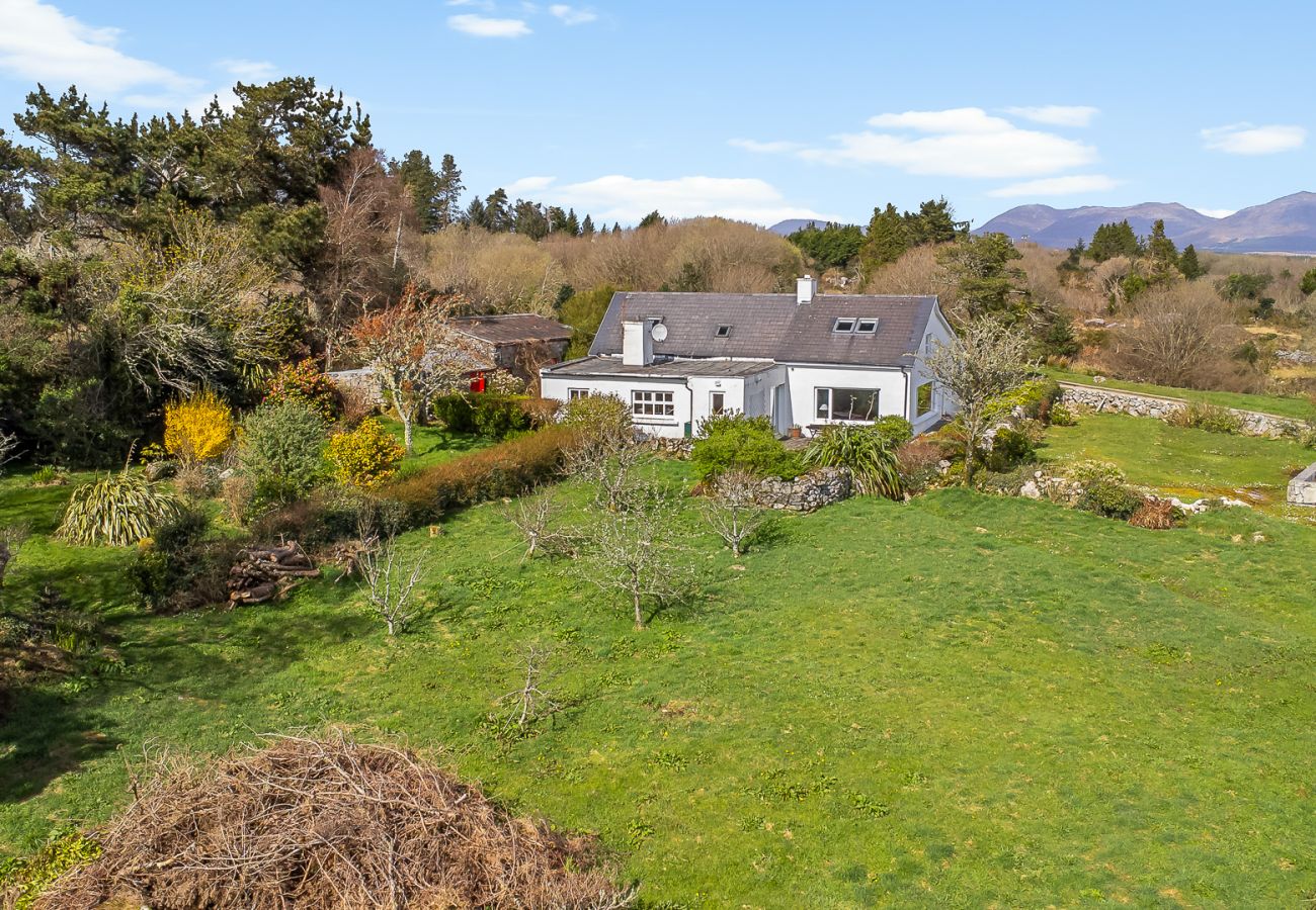 House in Rosmuck - Bun Inbhir cottage with views