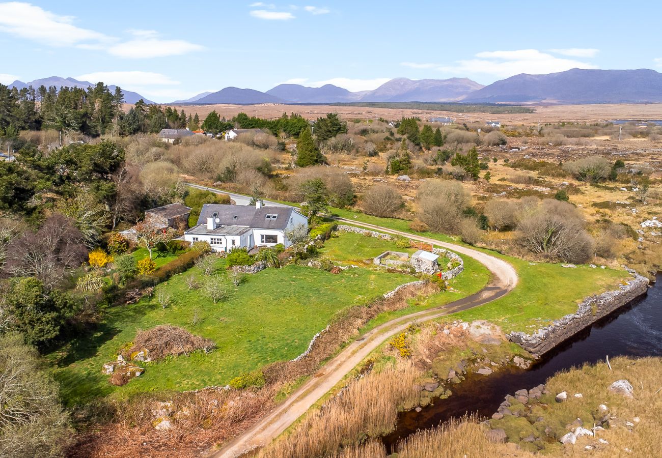House in Rosmuck - Bun Inbhir cottage with views