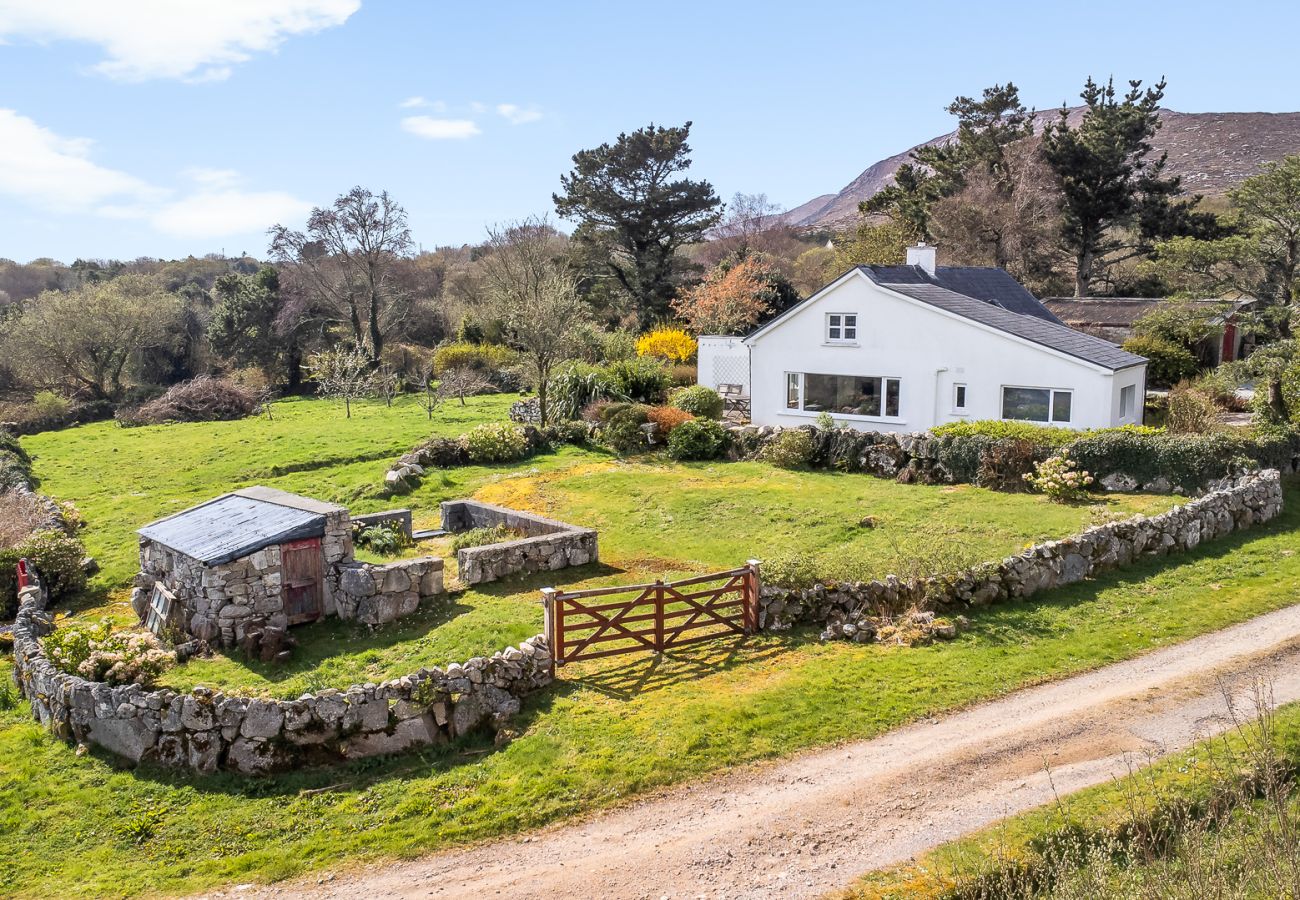 House in Rosmuck - Bun Inbhir cottage with views