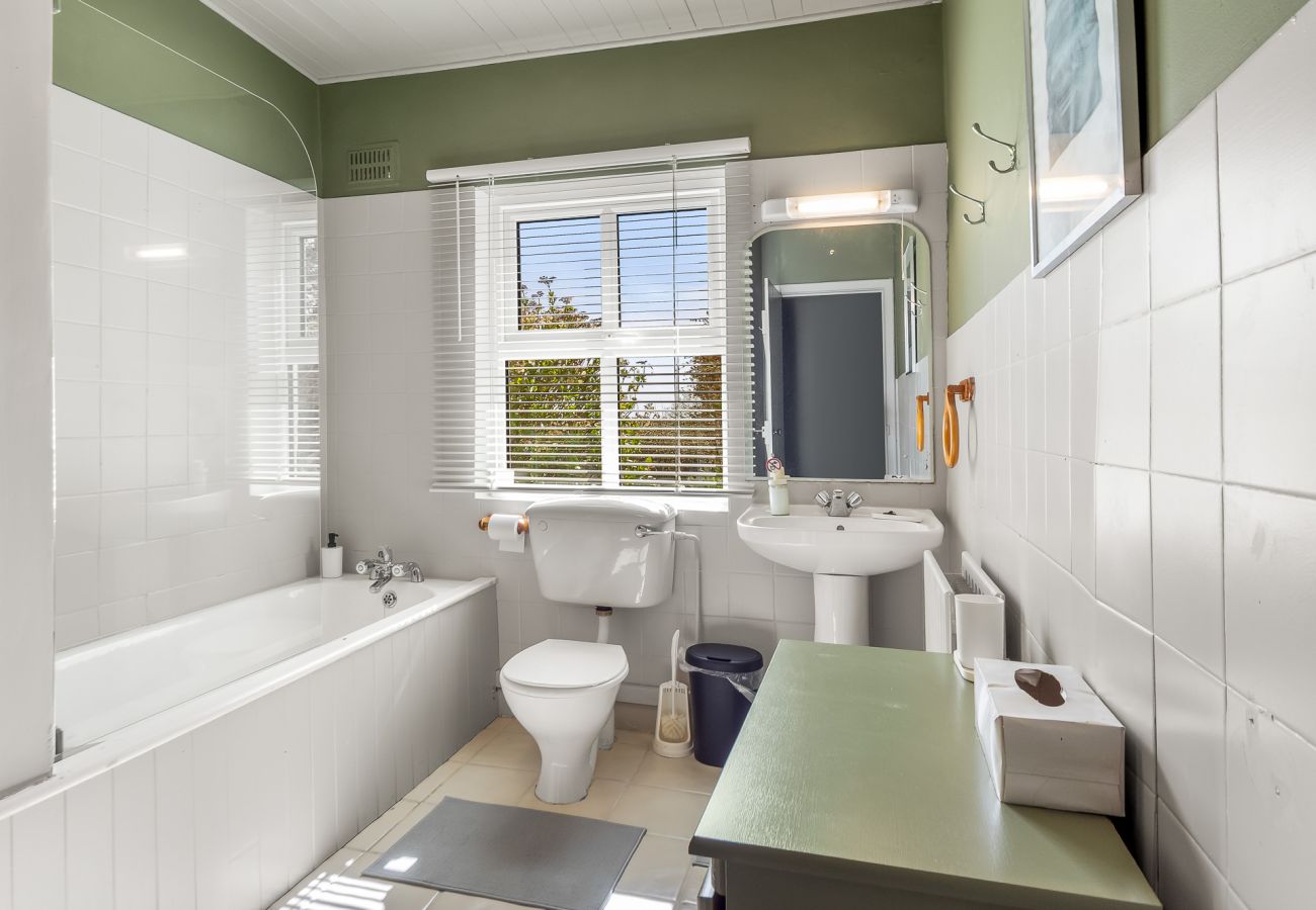 House in Rosmuck - Bun Inbhir cottage with views