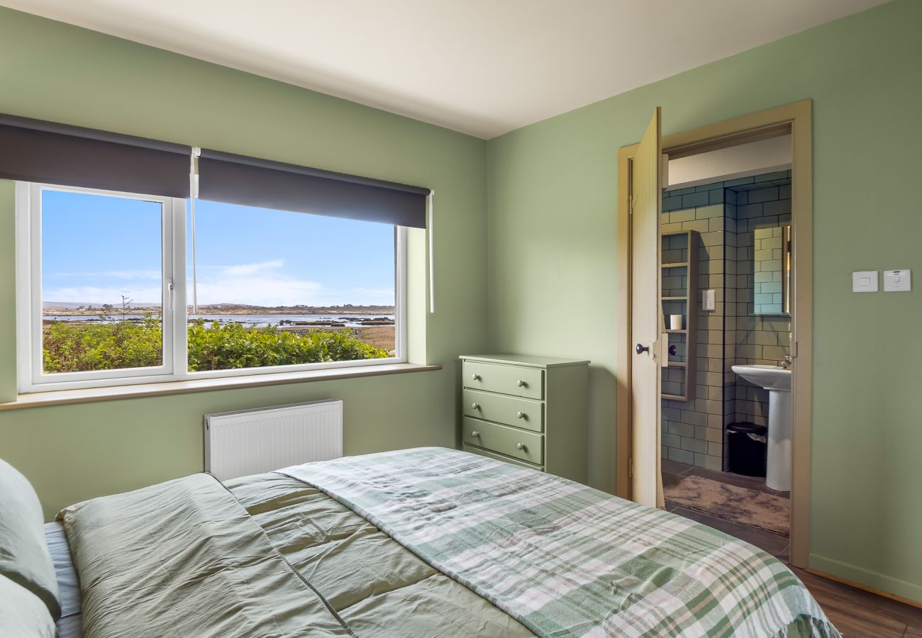 House in Rosmuck - Bun Inbhir cottage with views