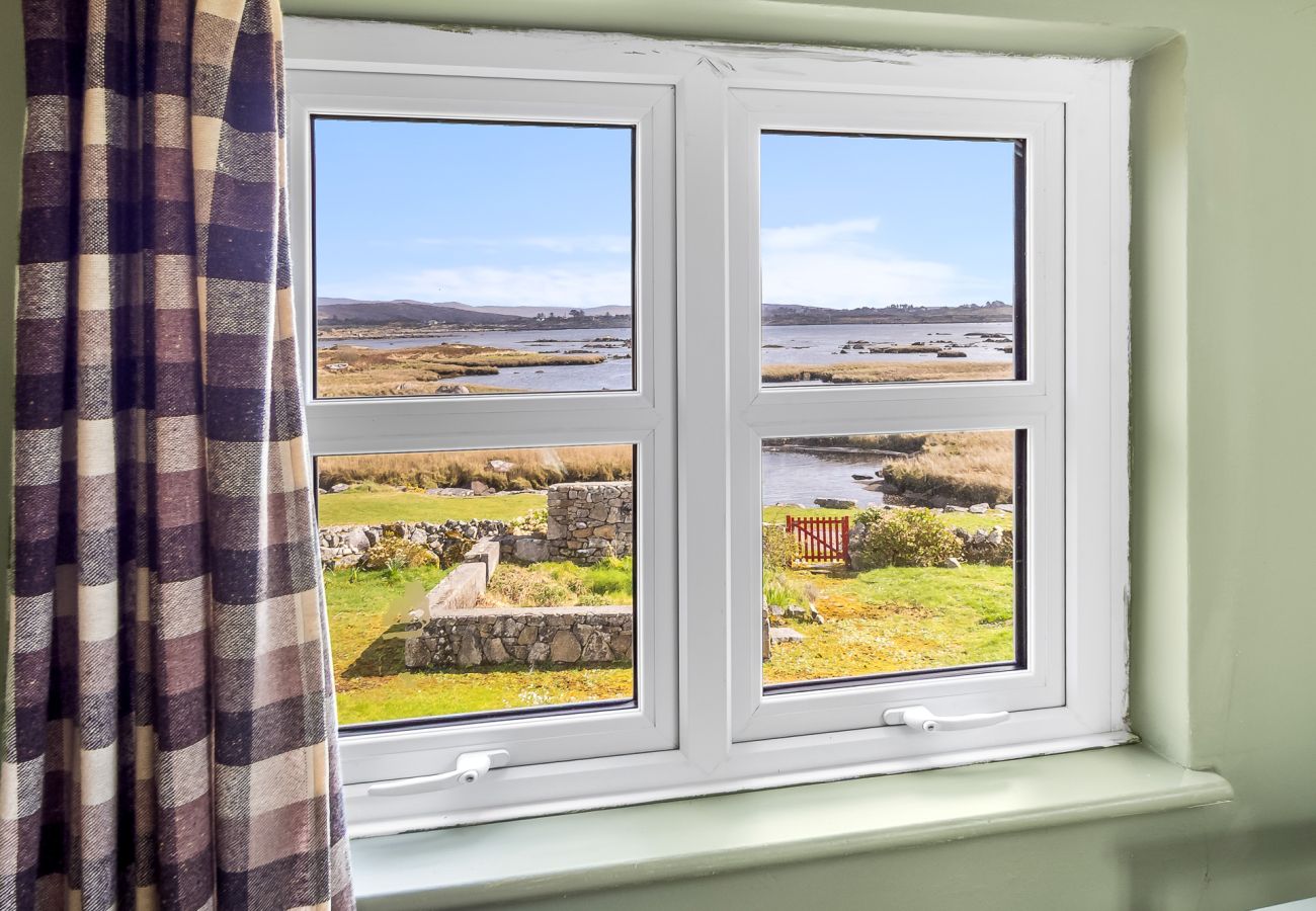 House in Rosmuck - Bun Inbhir cottage with views