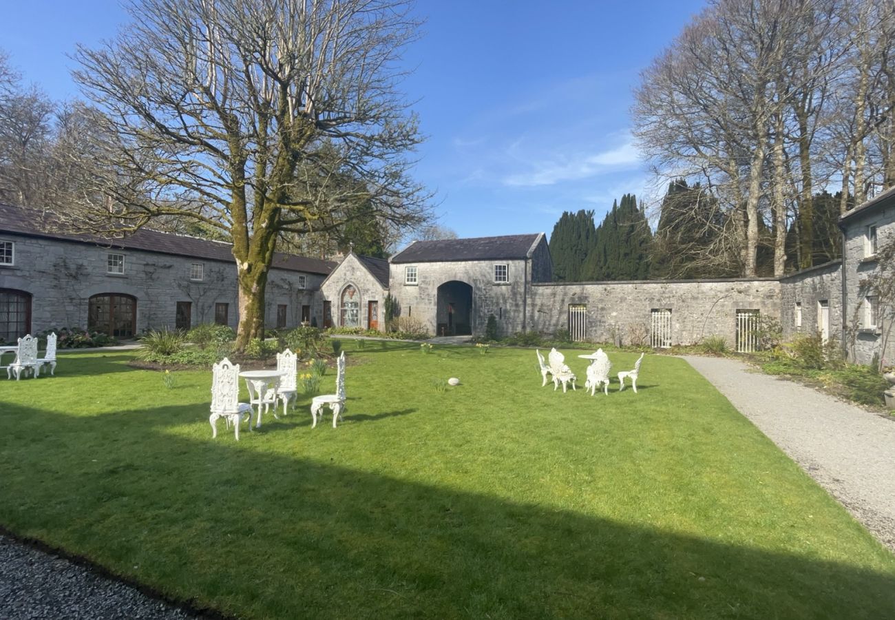 House in Rosscahill - Park Hall at Ross Castle with panoramic views 