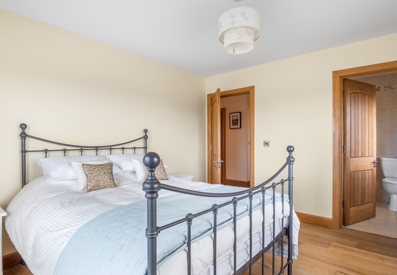 House in Roundstone - Calla Lookout Lake Views