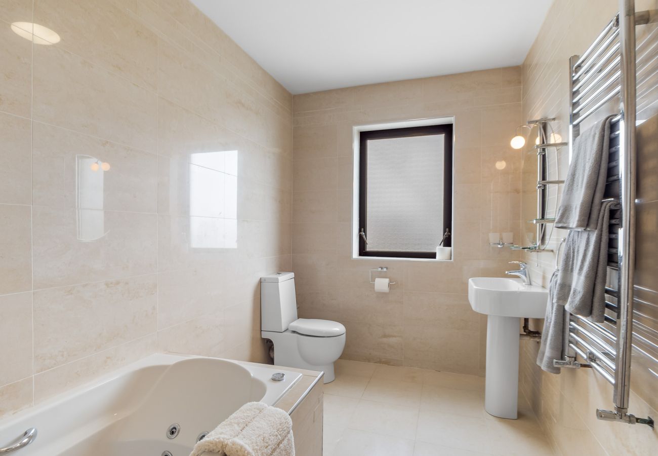 House in Roundstone - Calla Lookout Lake Views