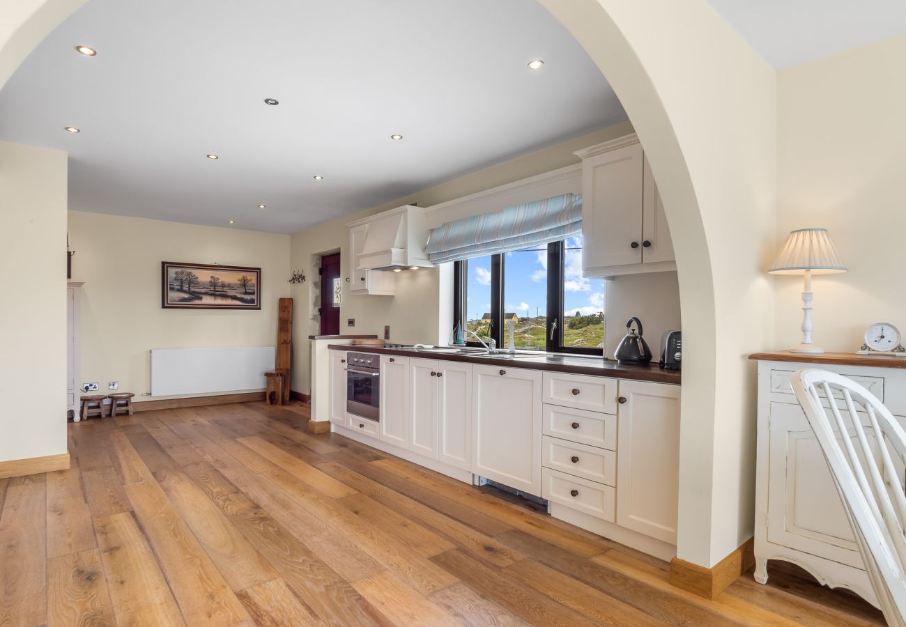 House in Roundstone - Calla Lookout Lake Views