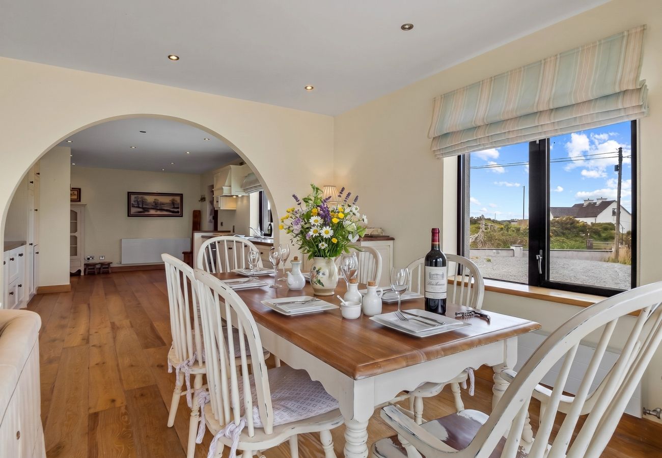 House in Roundstone - Calla Lookout Lake Views