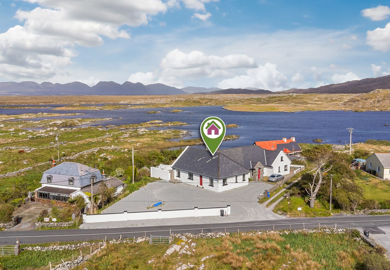 House in Roundstone - Calla Lookout Lake Views