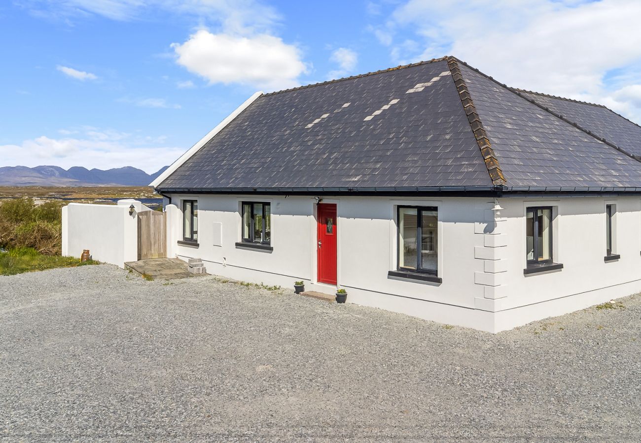 House in Roundstone - Calla Lookout Lake Views